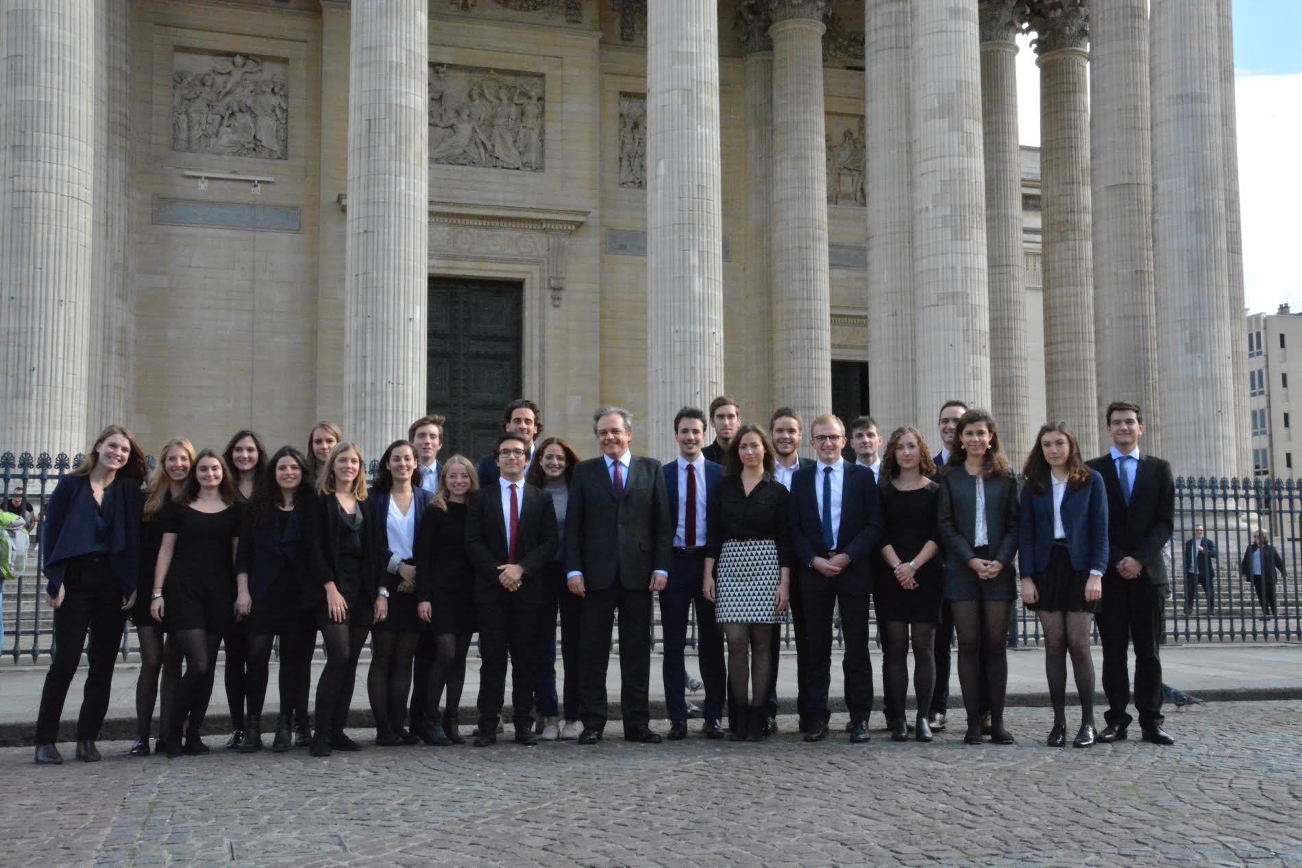 Photo de groupe de la promotion du Master devant le Panthéon